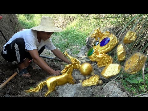 The boy accidentally broke into a mysterious deserted island and had a huge treasure trove