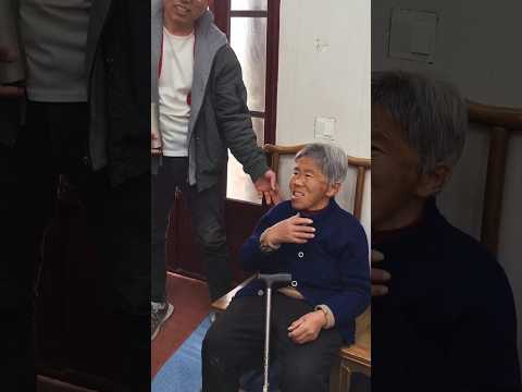 E1922 The elderly😰😞person🤗had🥳a dislocated jaw!She was very anxious,but the doctor quickly cured her