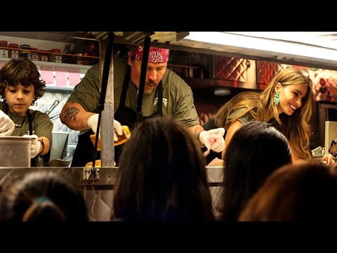 FUE DESPEDIDO PERO SE HIZO RICO Y FAMOSO VENDIENDO COMIDA RESUMEN (Resumen De Películas)