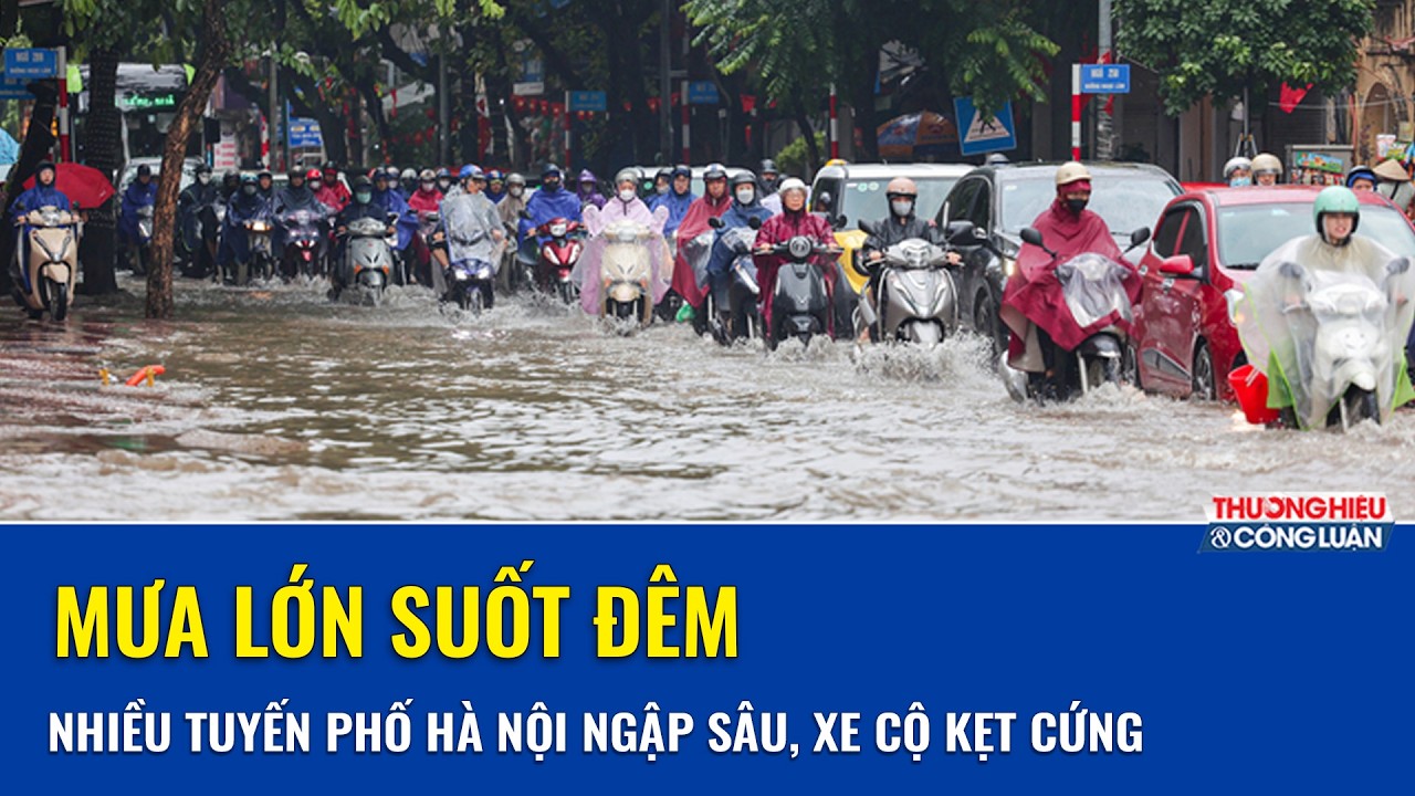Hà Nội mưa trắng trời suốt đêm, phố biến thành “sông”, xe cộ kẹt cứng, người dân chật vật dắt bộ