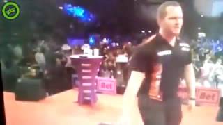 Dirk van Duijvenbode gaat los bij opkomst op German Darts Open
