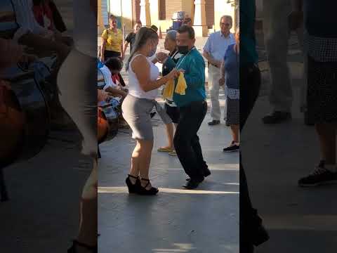 Que elegancia la del padrecito #plazalibertad