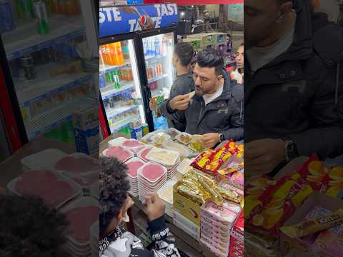 ‏لما حد يخش عليك ويقول لك أنا عايز أكل عيش وملح مع بعض😂😂