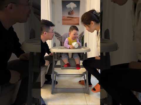 Would you like to have a baby with such a stable mood? Hehehe Parent-child interaction The confu