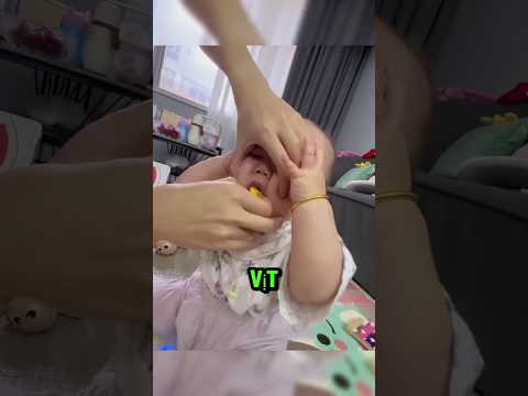 Em bé nghịch dại đút con vịt vào trong miệng #shorts