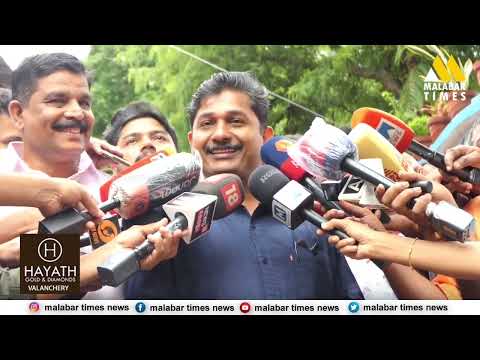 എം.സ്വരാജ് പിതാവ് മുരളിധരനൊപ്പം മുതിരി മാങ്കുത്ത് ഗവൺമെൻറ് എൽ.പി.സ്കൂളിലെത്തി വോട്ട് രേഖപ്പെടുത്തി