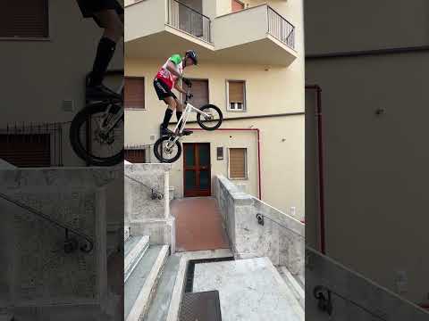 Ciclista PAZZO Sfida le Scale di un Palazzo Storico!