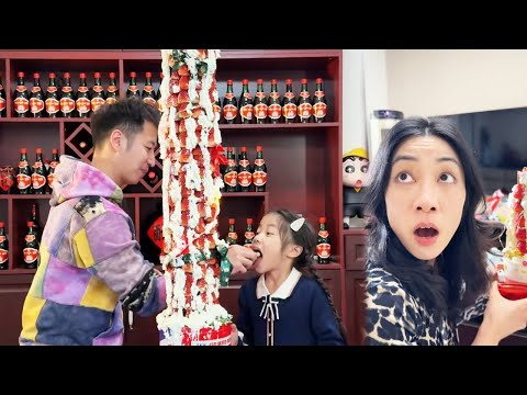 妈妈晃圣诞草莓蛋糕塔炫女儿，爸爸转头端出 2 米高巨型塔！妈妈叹气：我外卖货咋比亲爹手作啊【东东一家】