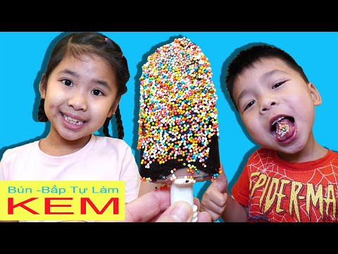 Bé Bún Làm Kem Phủ Socola và Cốm 7 Màu – Homemade Ice Cream