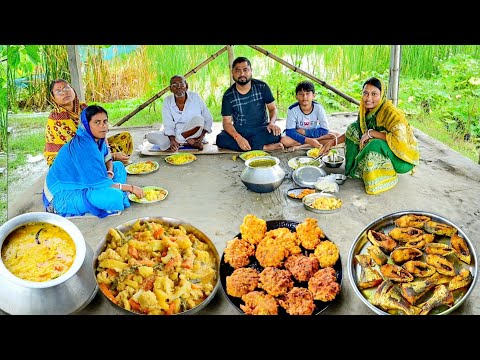 রিমঝিম বৃষ্টিতে চাষের চালের খিচুড়ি,মিক্সড ভেজ চিংড়ির বড়া,ইলিশমাছ ভাজা, চাটনি, পাঁপড় ভাজা খাওয়া