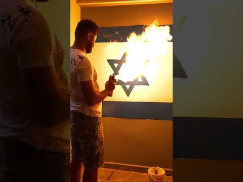 رسمت علم اسرائيل وولعت فيه تضامنا مع اخواتنا الفلسطينيين و رسمت علم فلسطين مكانه