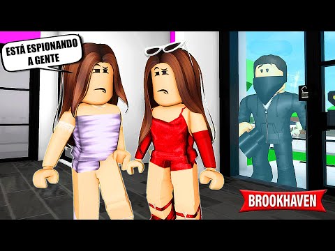 UM HOMEM ESTRANHO ESTAVA ESPIONANDO A NOSSA CASA | Historinhas Brookhaven RP | Roblox