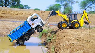 10 Wheeler Tata Truck Muddy River Pulling Out JCB EcoXpert ? Jcb ki khudai | Cartoon Video | CS Toy