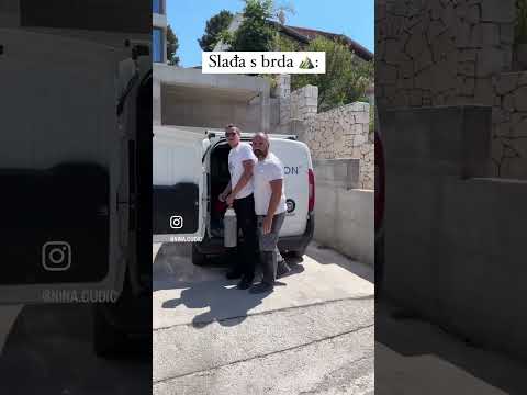 Prolazak pored bauštelaca 👷🏼‍♂️🔩🧱🤣 #sladjasbrda #baustelci #hvar #ninacudic #komedija #zabava