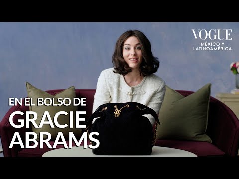 La cantante Gracie Abrams mostró todo lo que trae en su bolso | Vogue México y Latinoamérica