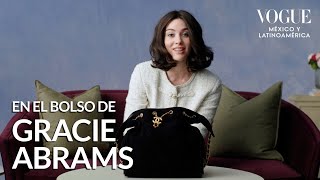 La cantante Gracie Abrams mostró todo lo que trae en su bolso | Vogue México y Latinoamérica