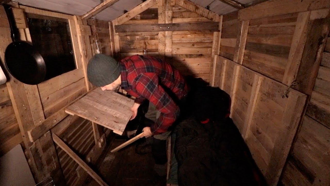 Cheap Off Grid Cabin: Alone with my Dog in the Pallet Wood Cabin
