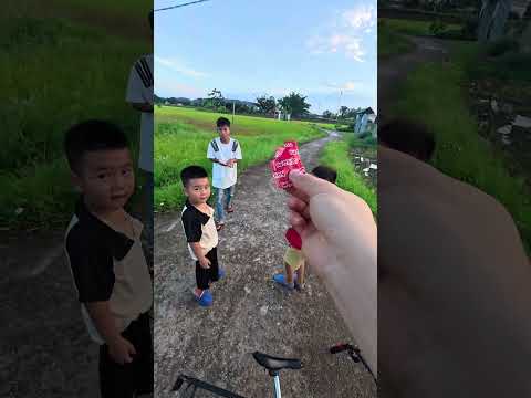 Trẻ trâu bỏ chạy khi bị ăn cay cay ! #shorts