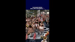 Transformar a vida num musical e organizar um flash mob pelas ruas. 🕺🎤 #CurtindoAVidaAdoidado