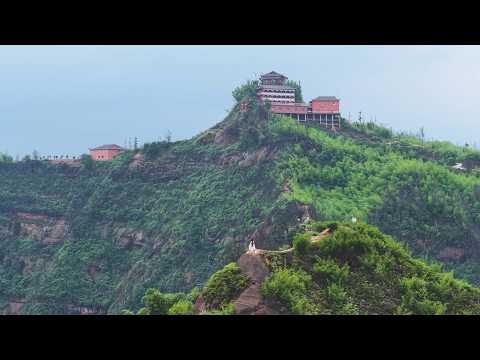 探秘贵州大山之巅上的悬崖古寺，沿途的山脊之路太吓人了，道路两侧就是万丈深渊｜The temple on the mountain, the ridge road is too scary