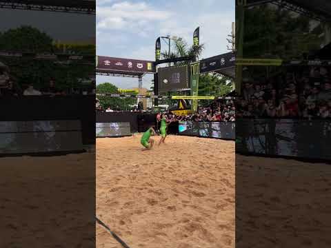 SE LIGA NO QUE RONALDINHO FEZ JOGANDO FUTEVÔLEI