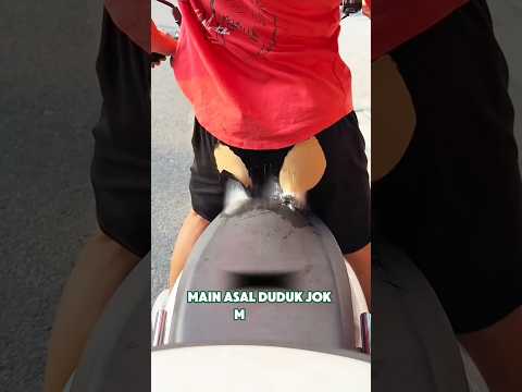 KARENA PANAS, CELANA NEMPEL DI JOK MOTOR #motor #shorts #youtubeshorts #viralvideo #trending #fyp