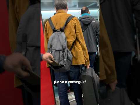 Este Carterista Está Apunto De Robar Un Móvil ¿Lo Conseguirá?
