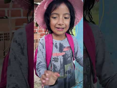 La sobrina de Uvitas cuando llega tarde a la escuela