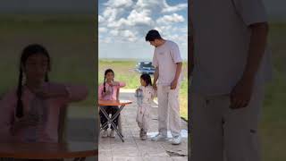فتاة عمياء لاتستطيع الشرب💔🥹لكن طفلة صغيرة فعلت شيء صدمت ابيها به؟