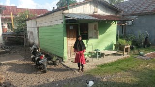 Tinggal di rumah sederhana di pedesaan sambilan berkebun dan masak