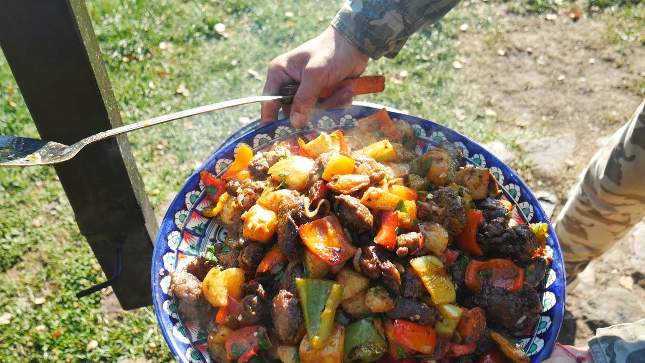 Куриная печень с овощами в казане на костре