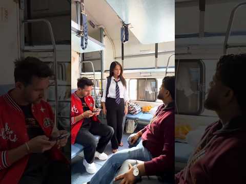 चलती Train में पता करे कौनसी seat ख़ाली है 🤯#train #trainaccident #tipsandtricks #traintracks #viral