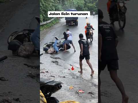 Rem cakram jalan licin #motorcycle #remcakram #terjatuh #tergelincir #boncengan #shorts