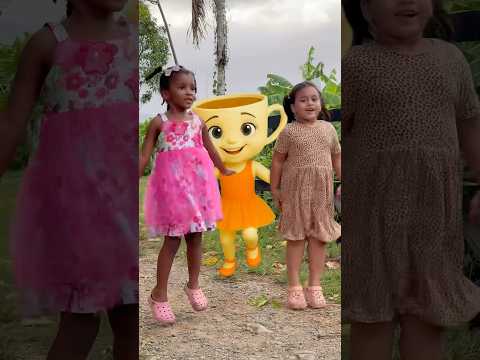 Ballerina Capuchina solo miraba desde lejos… pero ellas no la olvidaron 🍬🥤🥺