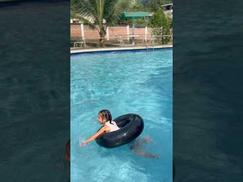 Yatzely se fue a la piscina