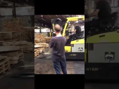 Wenn der Stapler plötzlich Bagger spielt. 😵‍💫💥 Kollegen ready für den Abflug – ab in Deckung