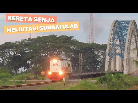 Kereta Barang Kosongan Melintasi Sungai Ular