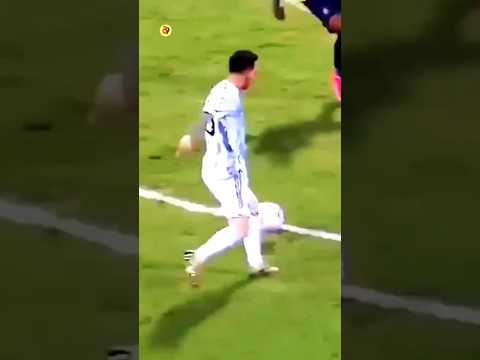 Đối mặt với thủ môn Messi có thể chuyền cho đồng đội ghi bàn nhưng Ronaldo thì không