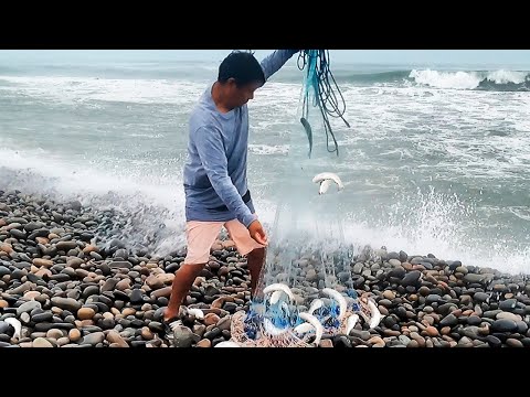 A pesar del oleaje, este pescador no falla… su atarraya siempre sale llena