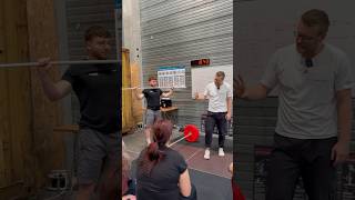 Die Daumenklemme- wichtig um die Griffkraft zu erhöhen und die Hantel sicherer zu umschließen 🏋️‍♀️