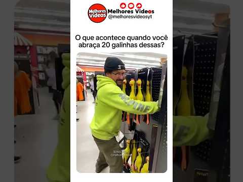 É ISSO QUE ACONTECE QUANDO VOCÊ ABRAÇA 20 GALINHAS DE BORRACHA!... 🤣😂 #shortsfeed #humor