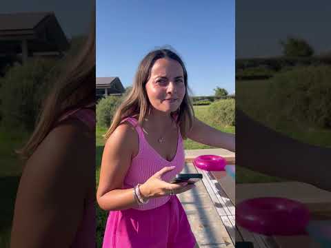 Dani canta Sotto Incanto con la sua amica in piscina! #danierobbi #shorts