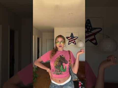 Wenn die Kleidung die ich nie ausgemistet habe sprechen könnte😭😭😭#elipreiss #blümchen #boomerang