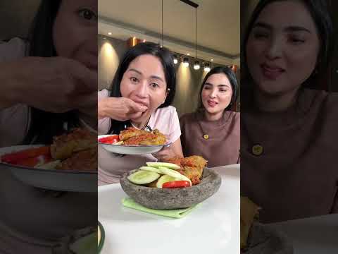 NIKMATNYA AYAM PENYET BU DARMI