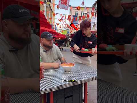 قام هذا الرجل بمساعدة النادل في تقديم الطعام