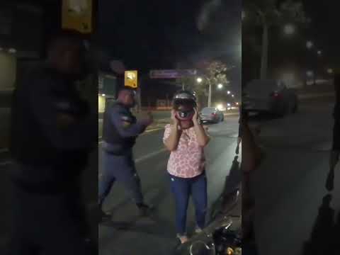 Motocas caem na Blitz da Polícia e tomam enquadro - NUM VÃO DAR PINOTE NÃO, NÉ?! Kkkk (Ruan 250r) 🚔🚨