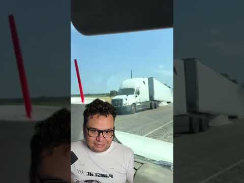 Es captado en video camión, que circulaba alta velocidad sin las llantas del remolque