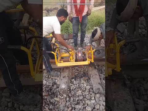 দেখুন রেলওয়ে ট্র্যাক কিভাবে ঠিক করা হয় #shortsfeed