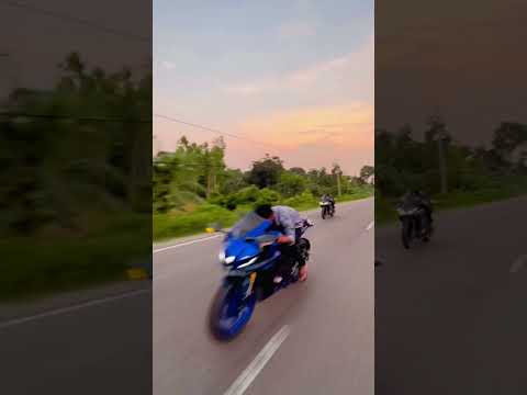 R15 v4 Bs6 vs R15 v3 bs6 race #r15 #r15lover #r15m #r15v3loverswhatsappstatus #r15v4 #r15v4blue