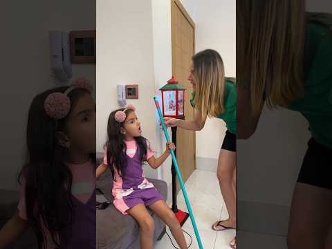 Pega essa vassoura e vai varrer a casa #shortsvideo #humor #julinha